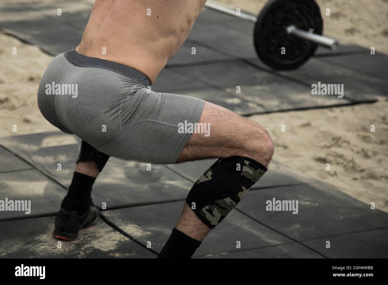 Concours CrossFit extérieur , homme faisant des squats de barbell Banque D'Images