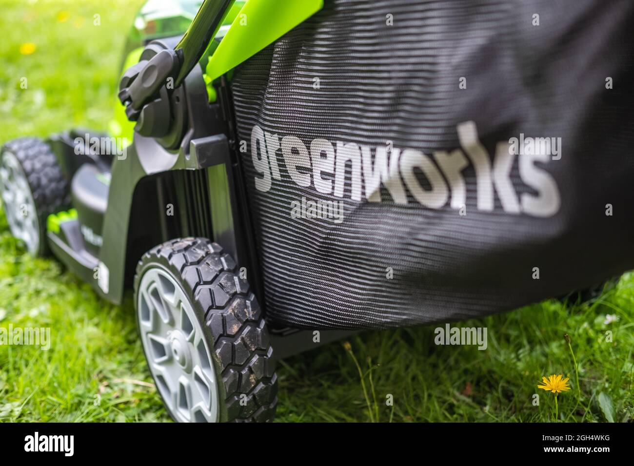 Norwich, Norfolk, Royaume-Uni – septembre 4 2021. Gros plan d'une tondeuse à batterie greenworks 40 v utilisée pour couper la longue herbe d'un jardin domestique. Banque D'Images