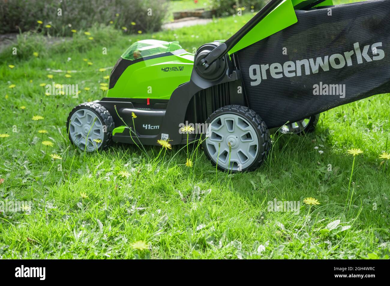 Norwich, Norfolk, Royaume-Uni – septembre 4 2021. Gros plan d'une tondeuse à batterie greenworks 40 v utilisée pour couper la longue herbe d'un jardin domestique. Banque D'Images