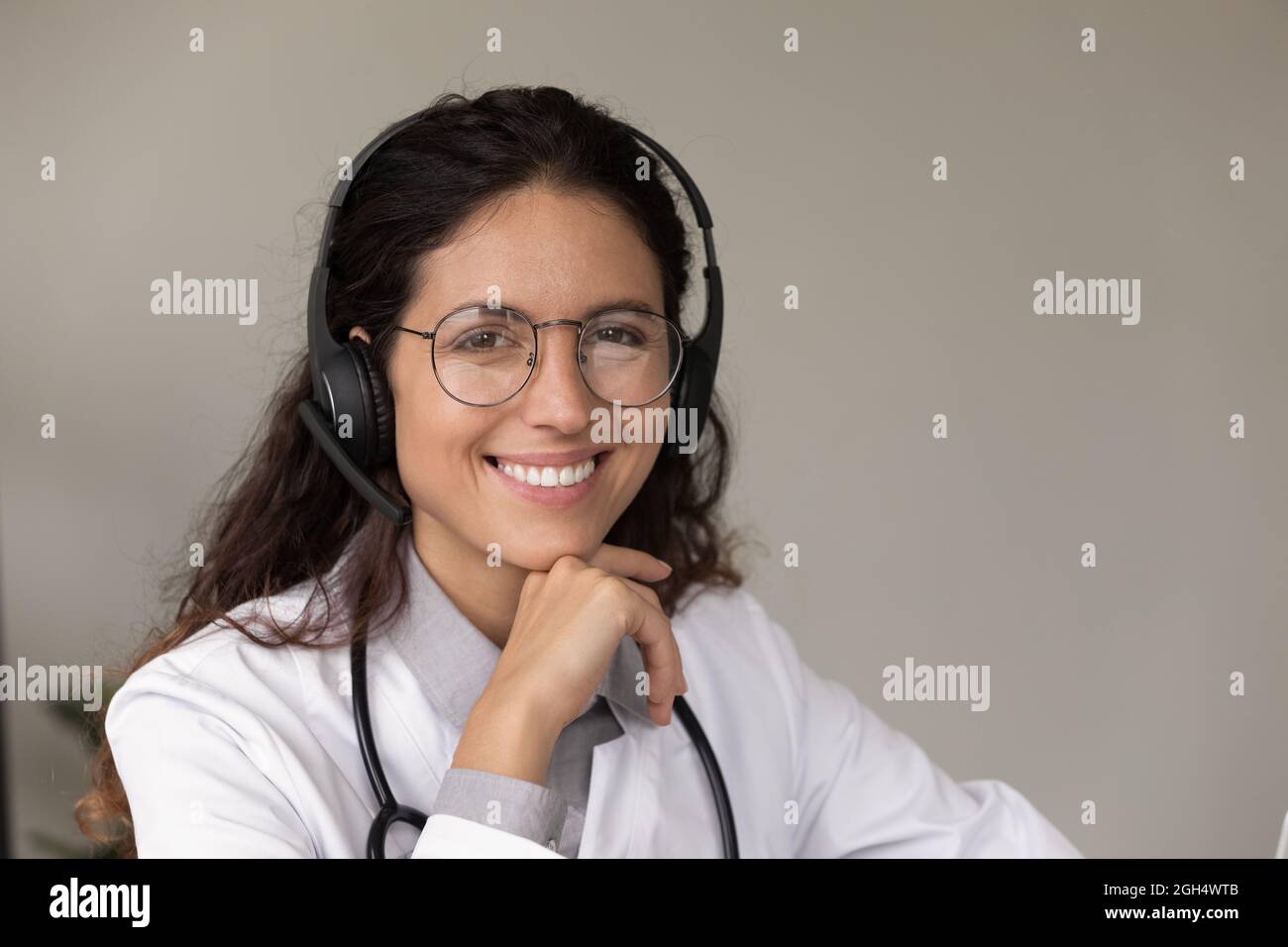 Portrait d'une jeune femme médecin heureuse portant un casque et des lunettes Banque D'Images