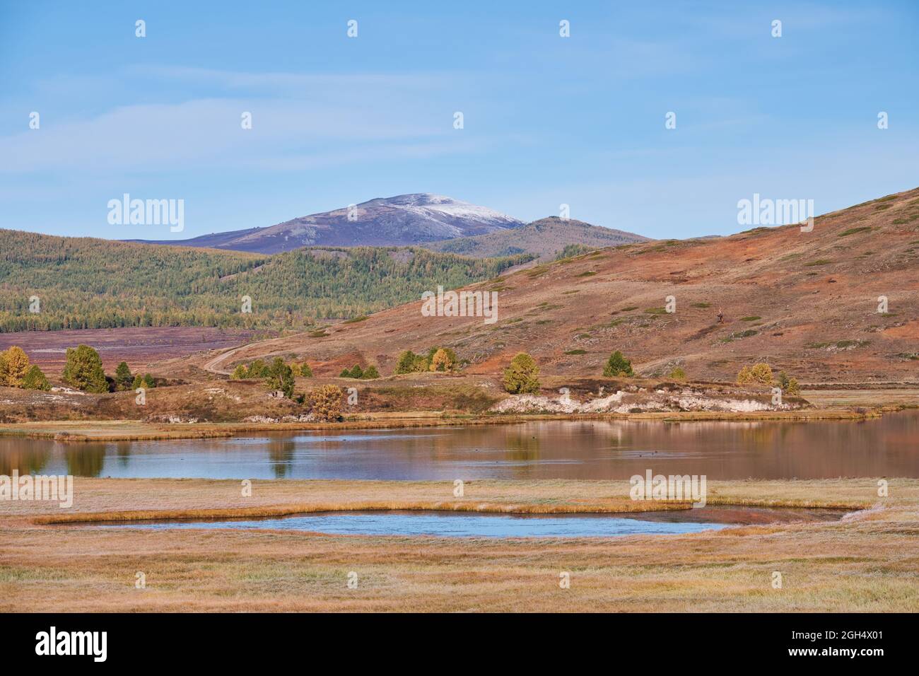 Vue sur le lac Altai Dzhanguskol et le plateau de montagne Eshtykel. Nord de la crête de Chui. Altaï, Sibérie, Russie. Banque D'Images