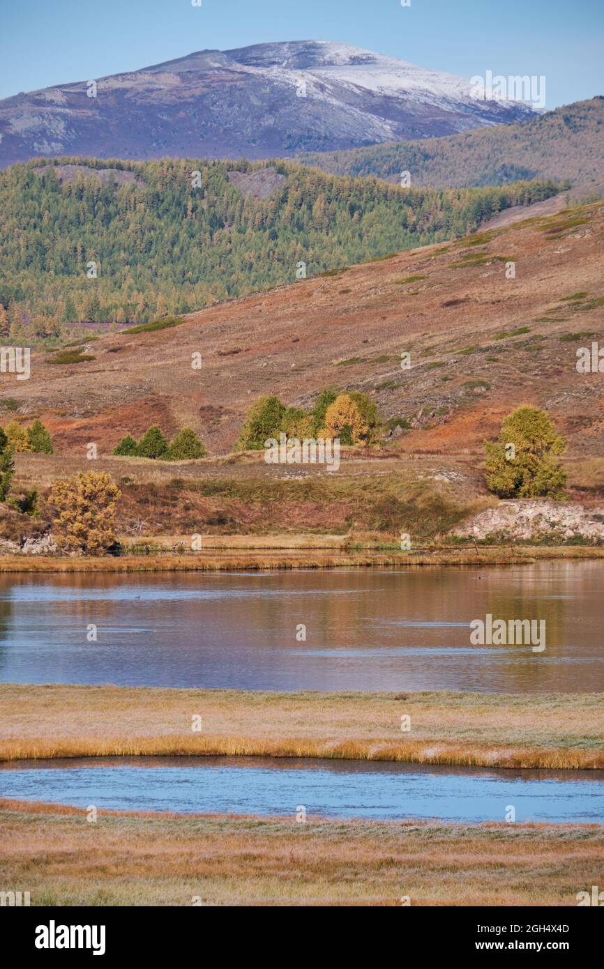 Vue sur le lac Altai Dzhanguskol et le plateau de montagne Eshtykel. Nord de la crête de Chui. Altaï, Sibérie, Russie. Banque D'Images