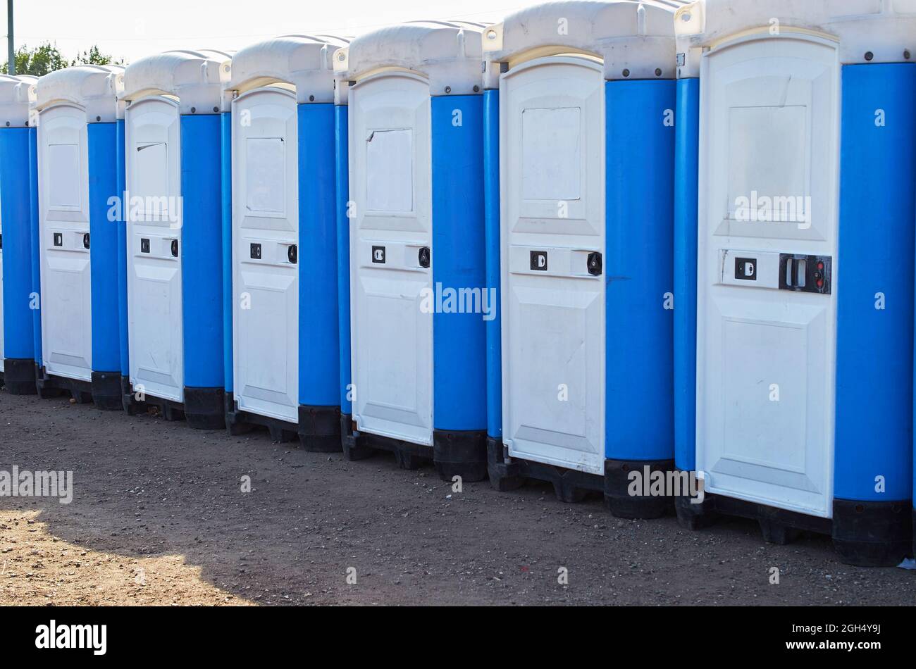 Rangée de toilettes portatives lors d'un événement en plein air Banque D'Images