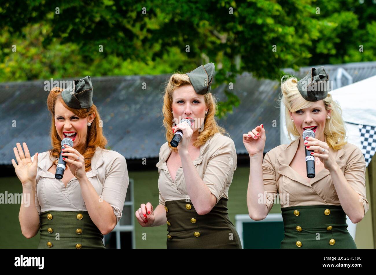 Les poupées de Manhattan chantent en Angleterre lors d'un événement de renouveau militaire. Chanteuses américaines en visite au Royaume-Uni, portant des uniformes USAAF Banque D'Images