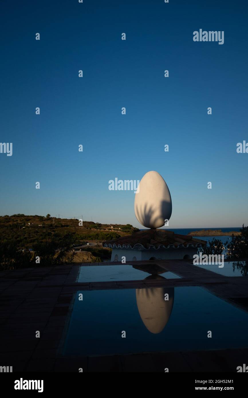 Une sculpture d'un œuf géant au-dessus du musée Salvador Dali House, dans  le village de Port Lligat, Cadaqués, sur la péninsule du Cap de Creus,  Costa Brava Photo Stock - Alamy
