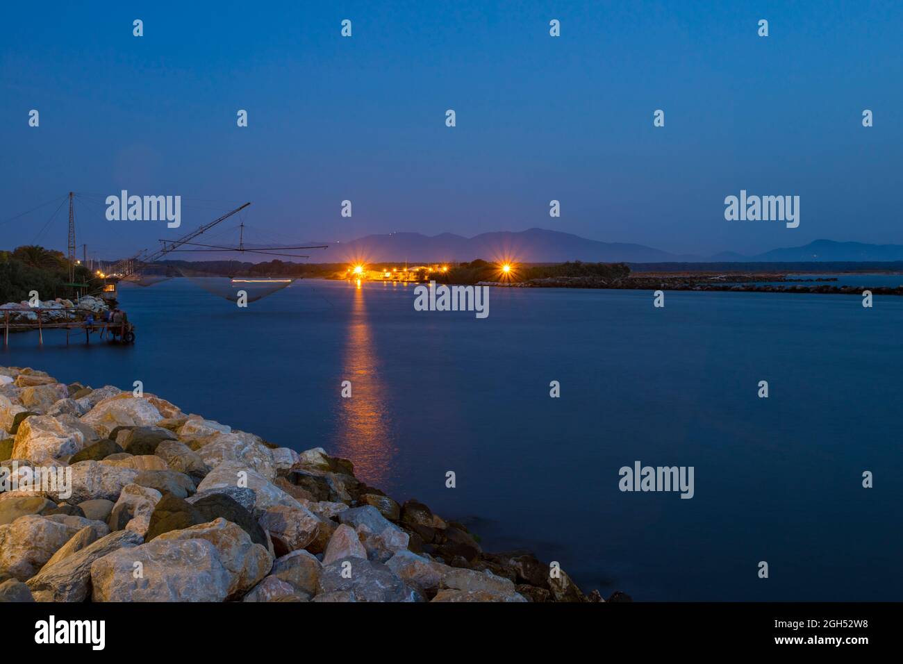 Après le coucher du soleil au port de Marina di Pisa en été . Plates-formes de pêche et de mer Banque D'Images