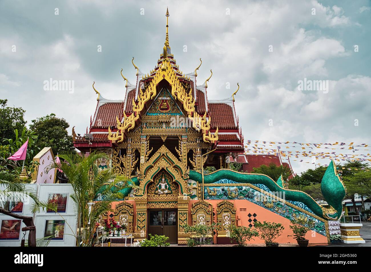 Bangkok, Thaïlande 04.28.2021 Guardian Nagas, drapeaux et bâtiments décorés en couleurs marquent l'entrée de la rue de Wat Nak Prok, le temple Naga. Banque D'Images