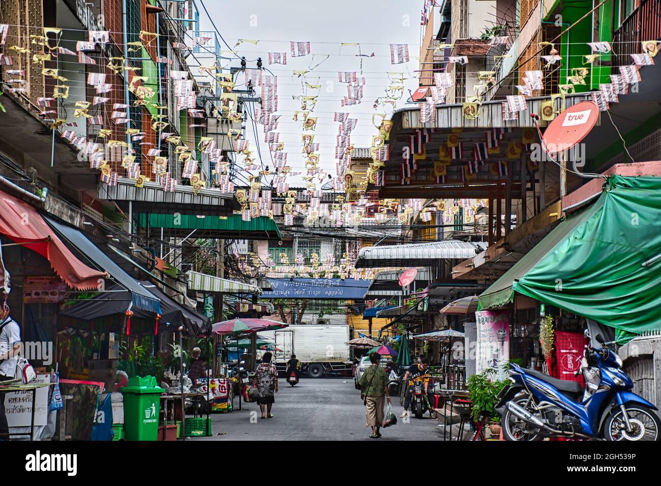 Bangkok, Thaïlande 04.07.2021 photos CityScape du vieux centre-ville traditionnel de Bangkok avec des vendeurs de rue et de petits magasins des deux côtés de la rue Banque D'Images