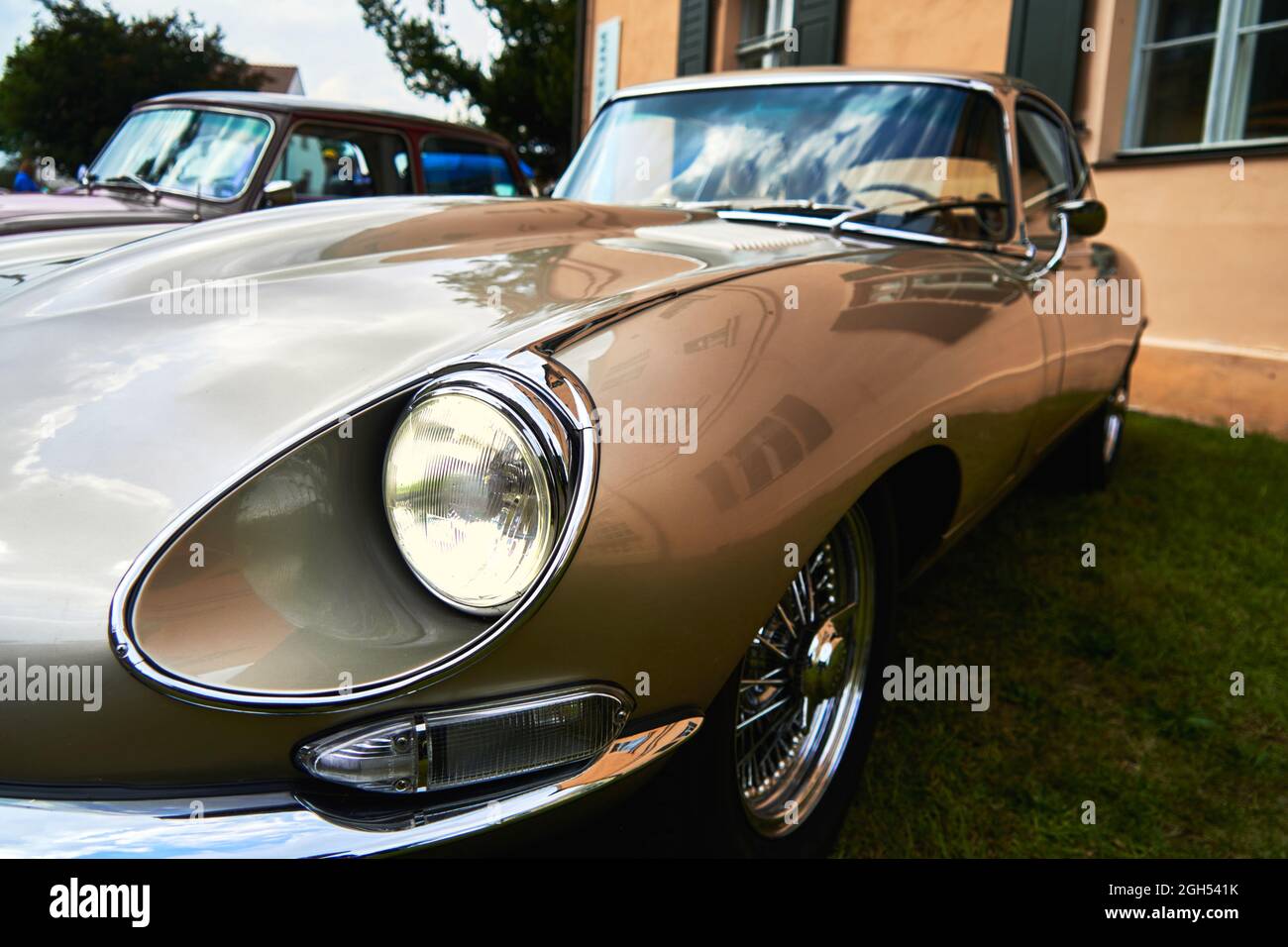 Vue latérale d'une voiture de sport anglaise classique des années 1960 sur une pelouse Banque D'Images