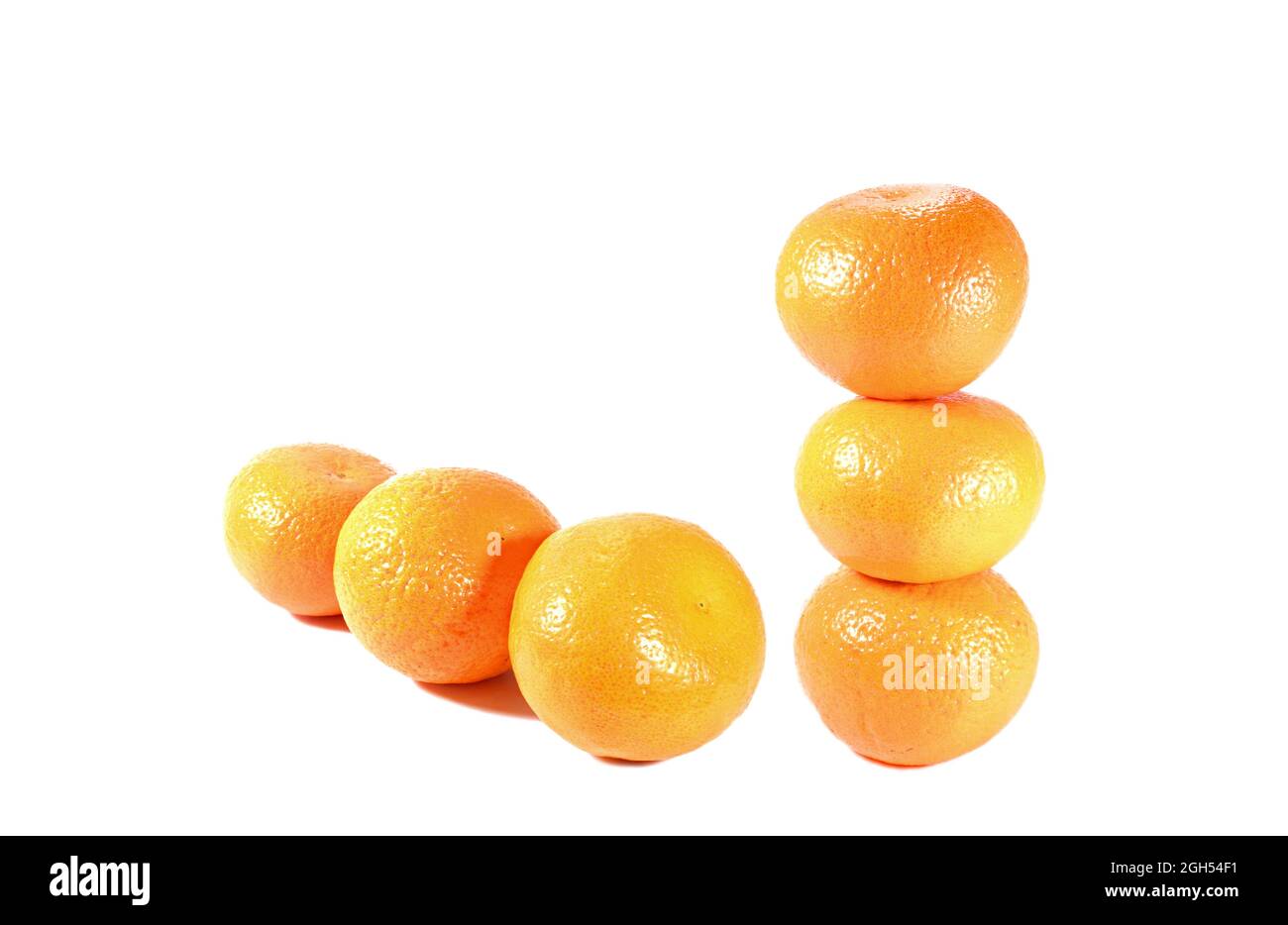 Pile et rangée d'oranges mandarines isolées sur fond blanc Banque D'Images