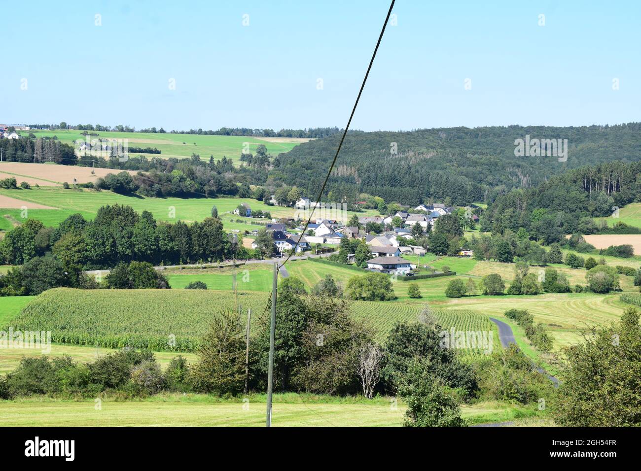 Vallée de l'Eifel avec un village isolé Banque D'Images