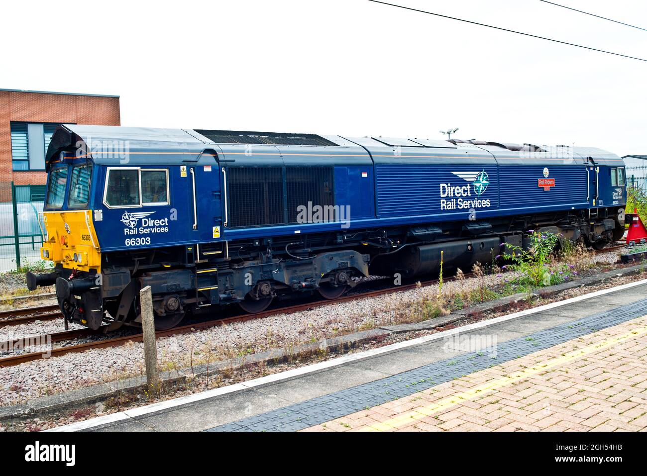 Classe 66 033 passagers de train à York, Angleterre Banque D'Images