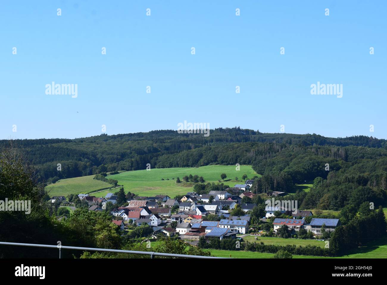 Vallée de l'Eifel avec un village isolé Banque D'Images