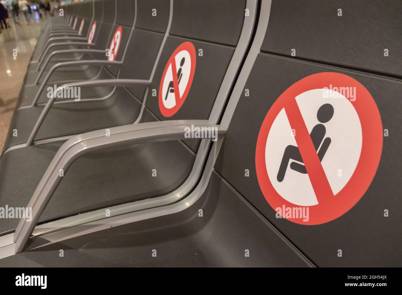 BARCELONE, ESPAGNE - AOÛT 18,2021 : rangée de sièges en perspective dans le terminal de départ de l'aéroport de Barcelone sans s'asseoir et garder la distance Banque D'Images