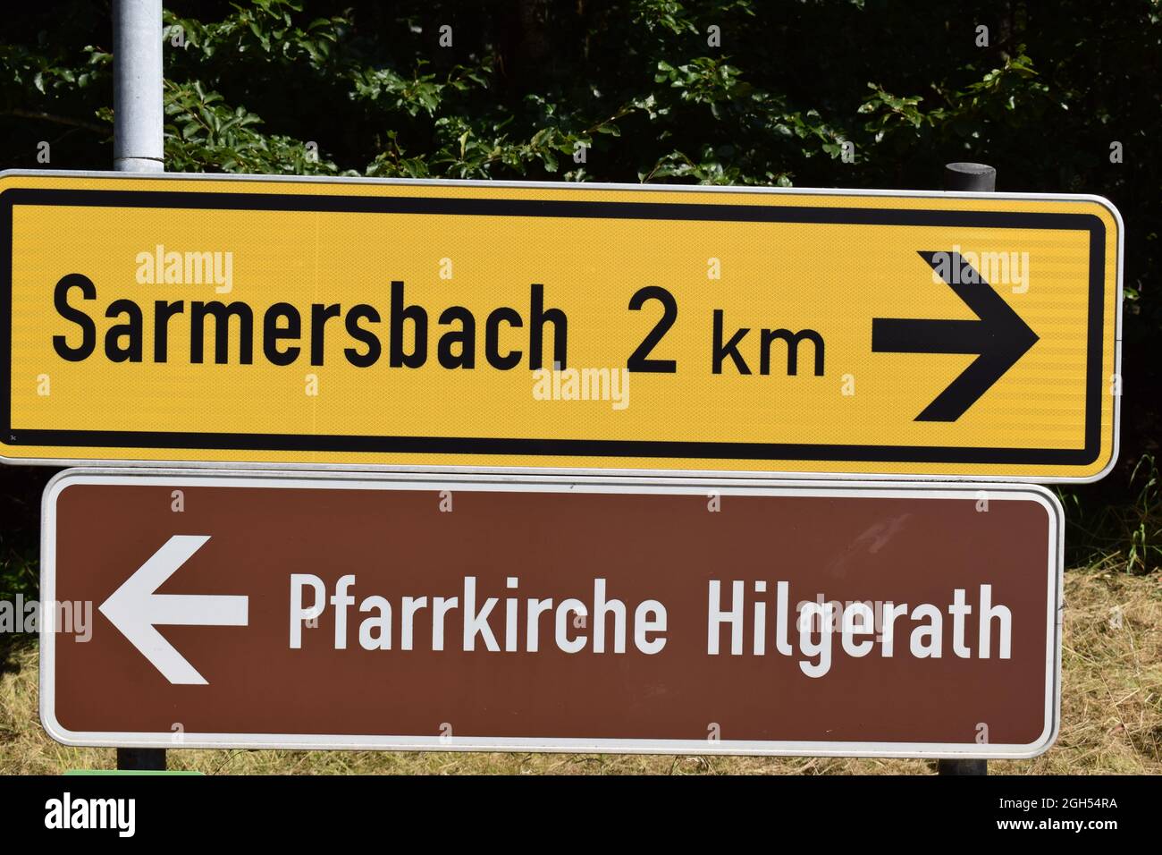 Panneau de signalisation pour Samersbach et l'église Hilgenrath Banque D'Images