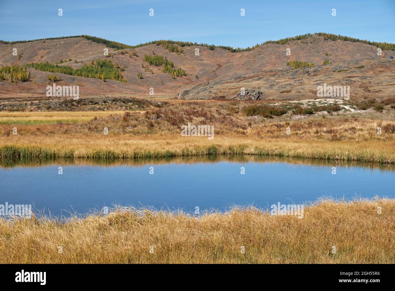 Vue sur le lac Altai Dzhanguskol et le plateau de montagne Eshtykel. Nord de la crête de Chui. Altaï, Sibérie, Russie. Banque D'Images
