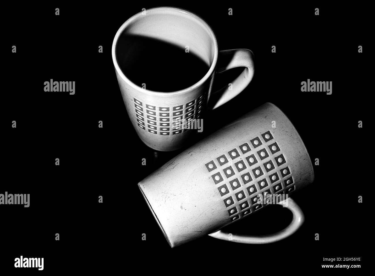 Paire de tasses à café en noir et blanc Banque D'Images