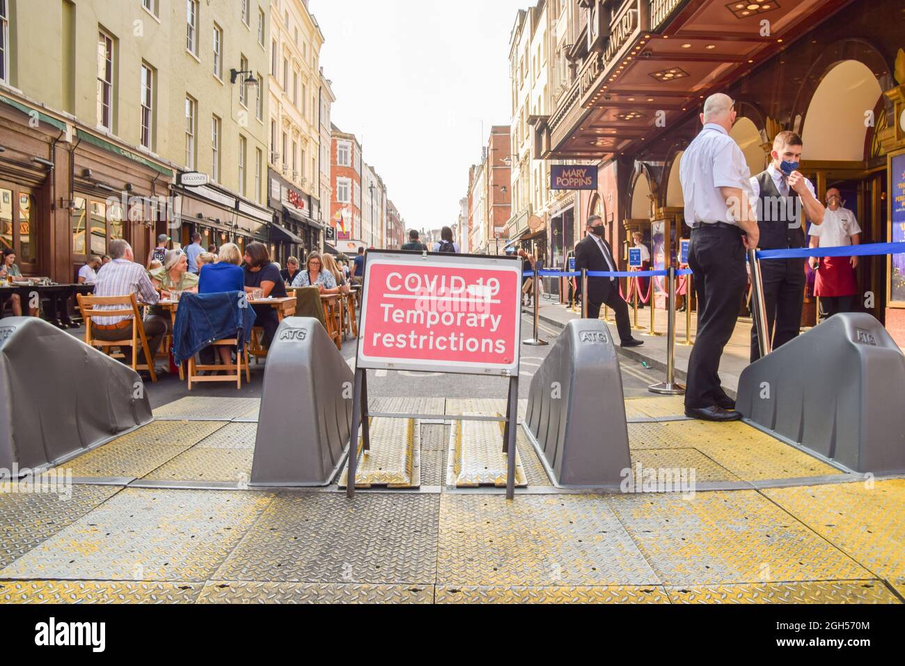 Londres, Royaume-Uni. 5 septembre 2021. En plein air, vous pourrez vous asseoir dans la rue Old Compton Street, Soho, dans le centre de Londres. Plusieurs rues ont été bloquées pour cause de circulation à certaines heures de la journée et le week-end pour permettre de s'asseoir dans les bars, cafés et restaurants pendant la pandémie du coronavirus. (Crédit : Vuk Valcic / Alamy Live News) Banque D'Images