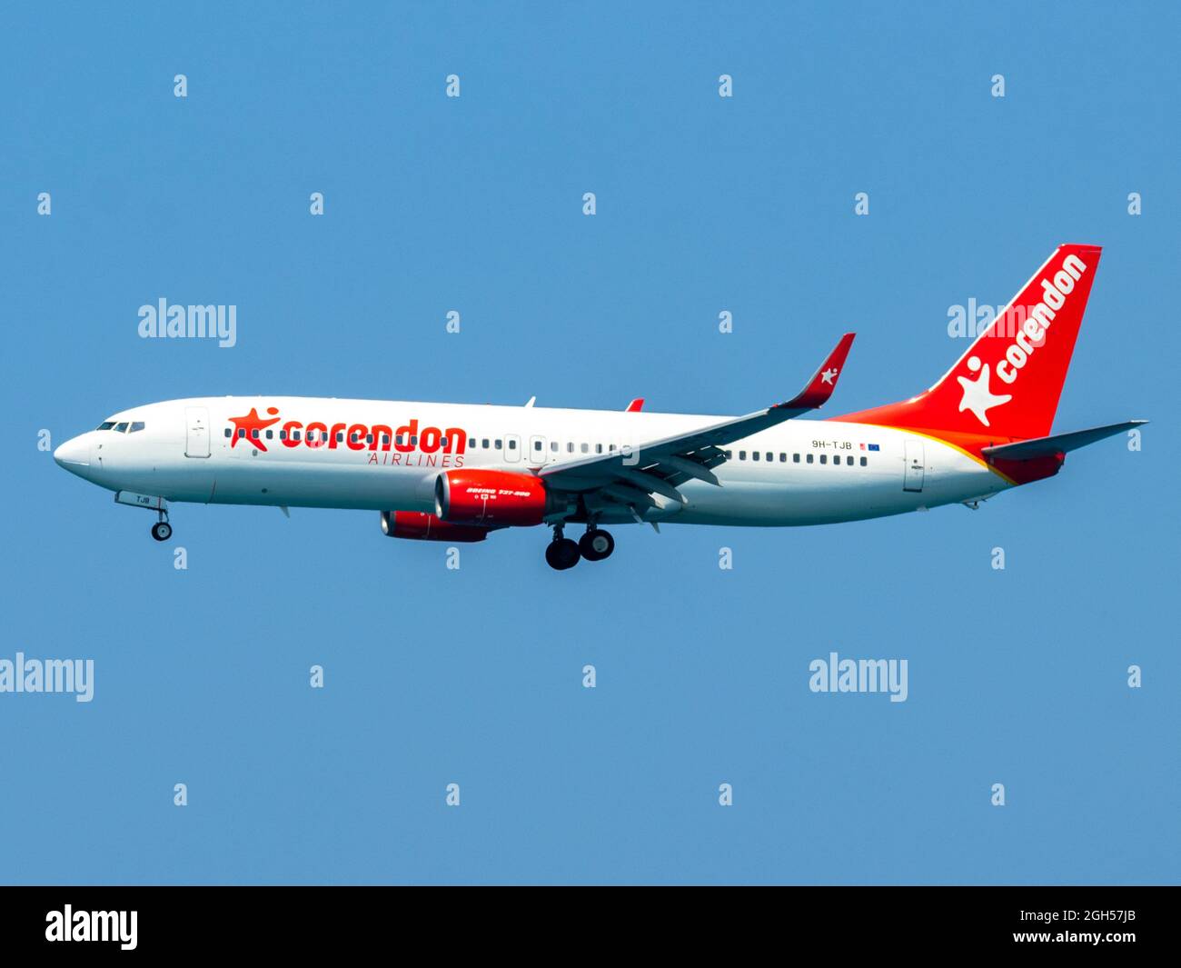 Héraklion, Grèce - le 20 août 2021 - Un Boeing 737-800 de la compagnie aérienne à bas prix Corendon Airlines dont le numéro d'identification est 9H-TJB approche Banque D'Images