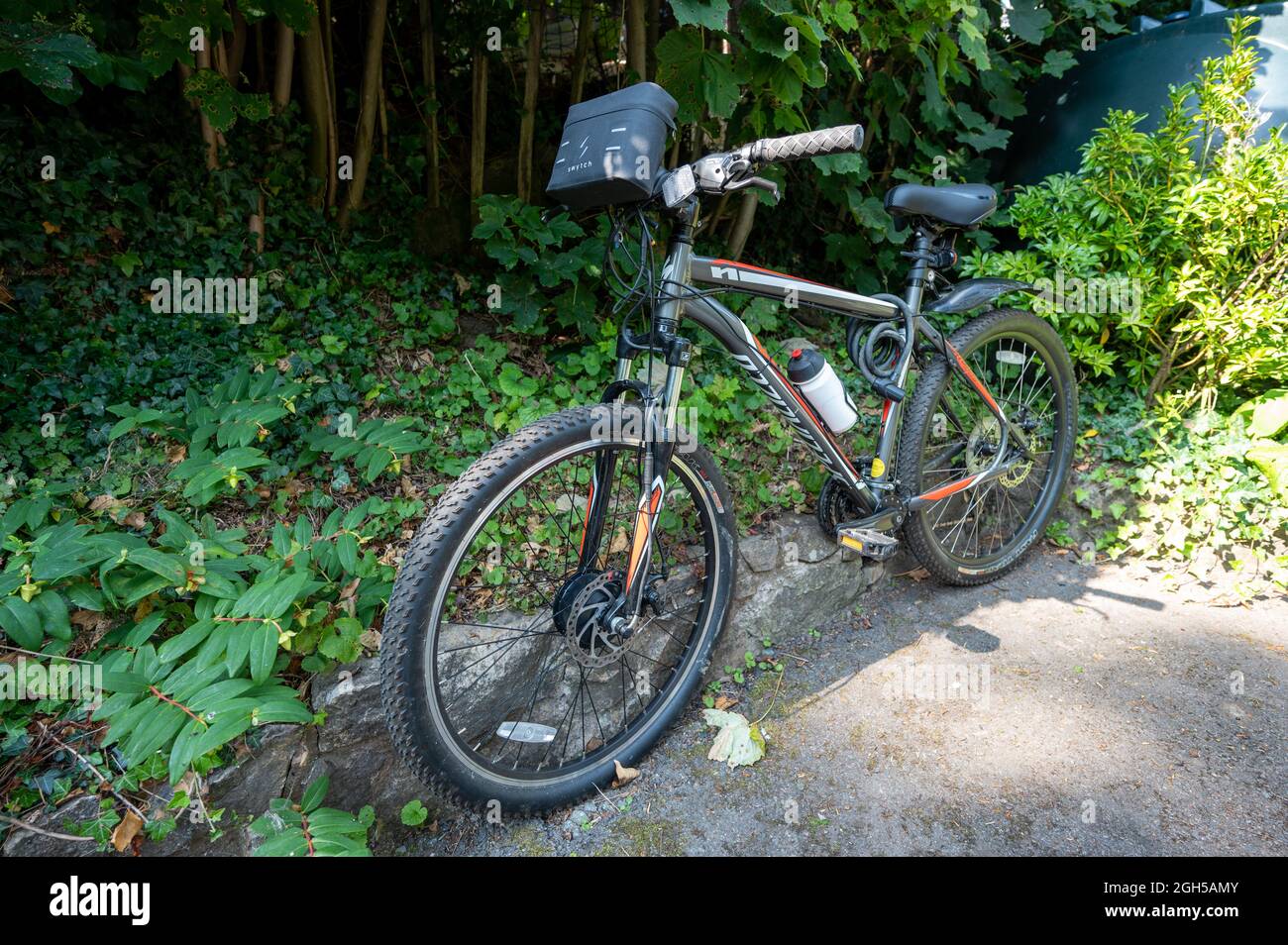 Swytch Mountain bike qui a été converti en vélo électrique. Banque D'Images