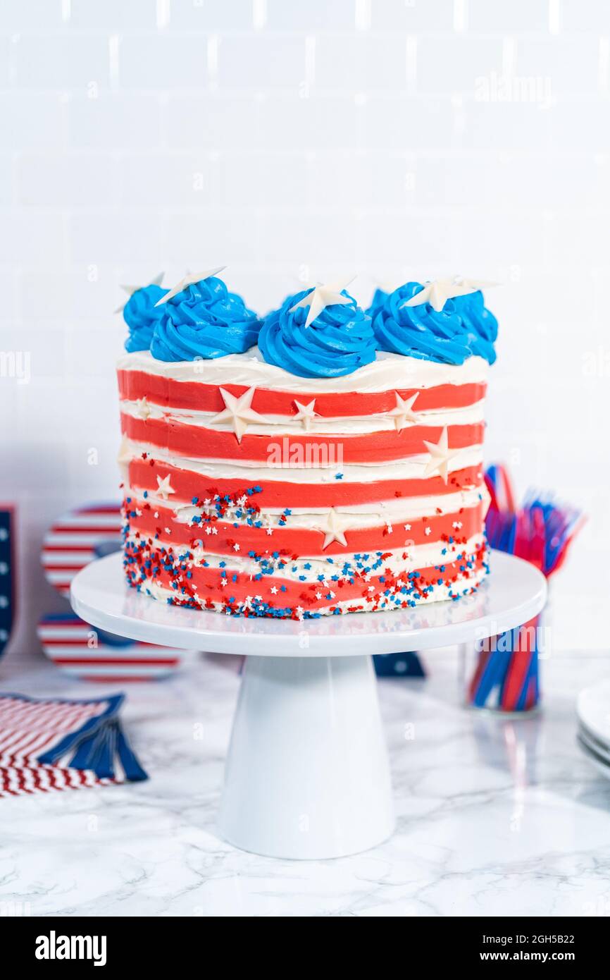 Decoration De Gateau Au Chocolat Avec Glacage Blanc Rouge Et Bleu A La Creme De Beurre Pour La Fete Du 4 Juillet Photo Stock Alamy