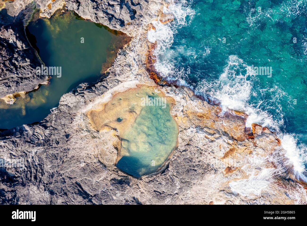 Vue aérienne piscine naturelle au bord de l'océan, Mosteiros, Sao Miguel. Açores Banque D'Images
