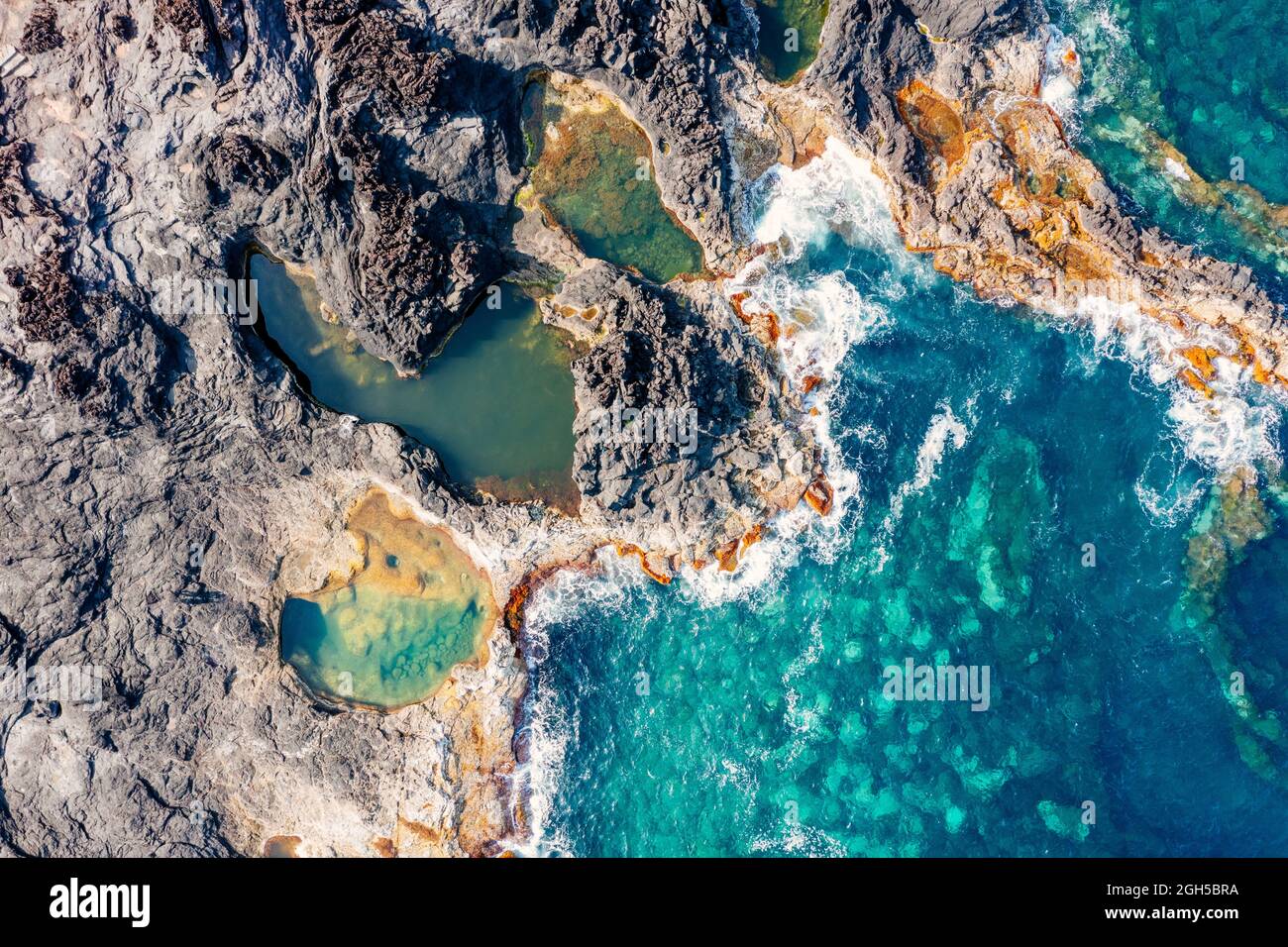 Vue aérienne piscine naturelle au bord de l'océan, Mosteiros, Sao Miguel. Açores Banque D'Images
