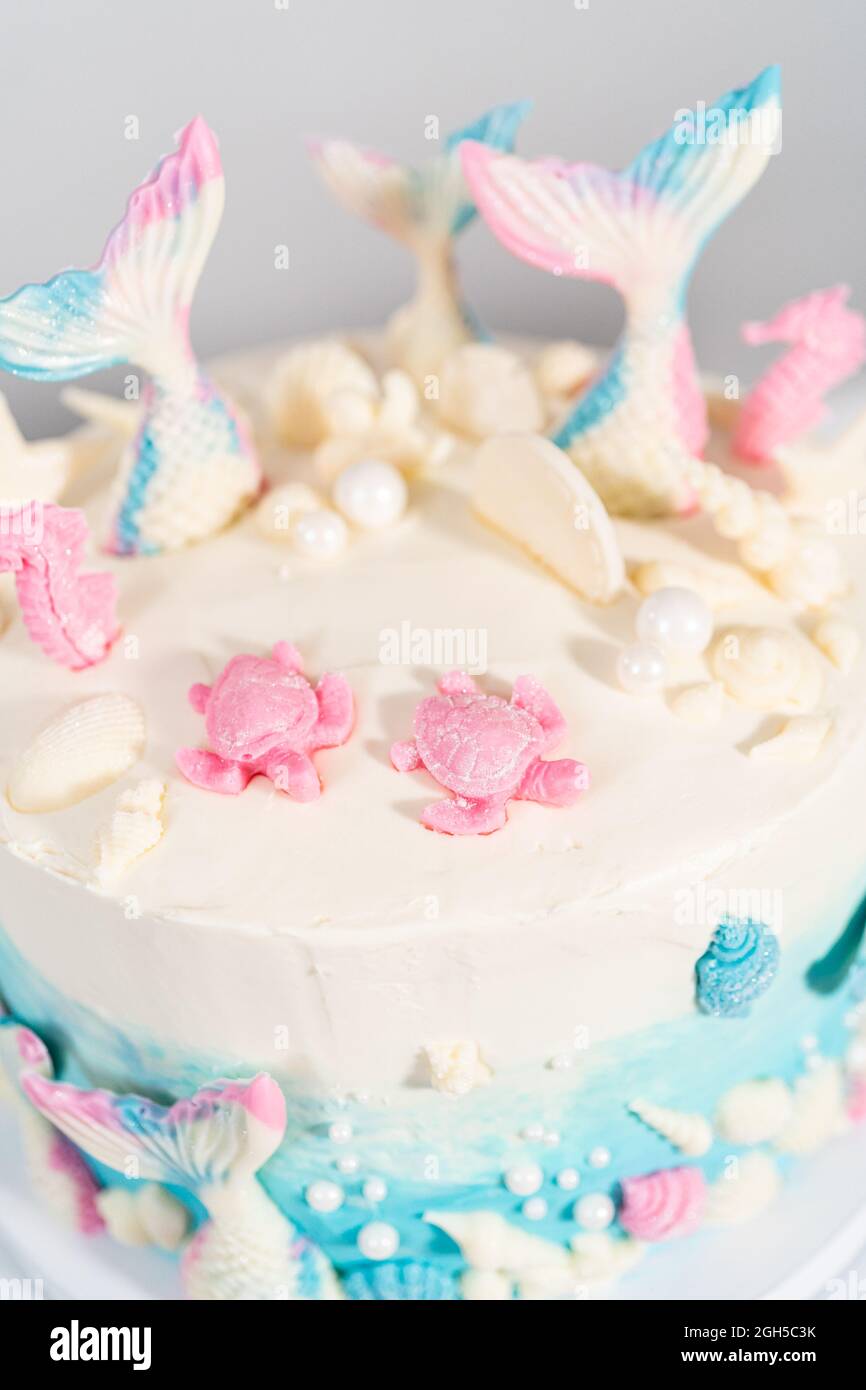 Gateau A La Vanille 3 Couches Sur Le Theme De La Sirene Decore De Queues De Sirene Au Chocolat Et De Coquillages Sur Un Presentoir A Gateaux Blanc Photo Stock Alamy