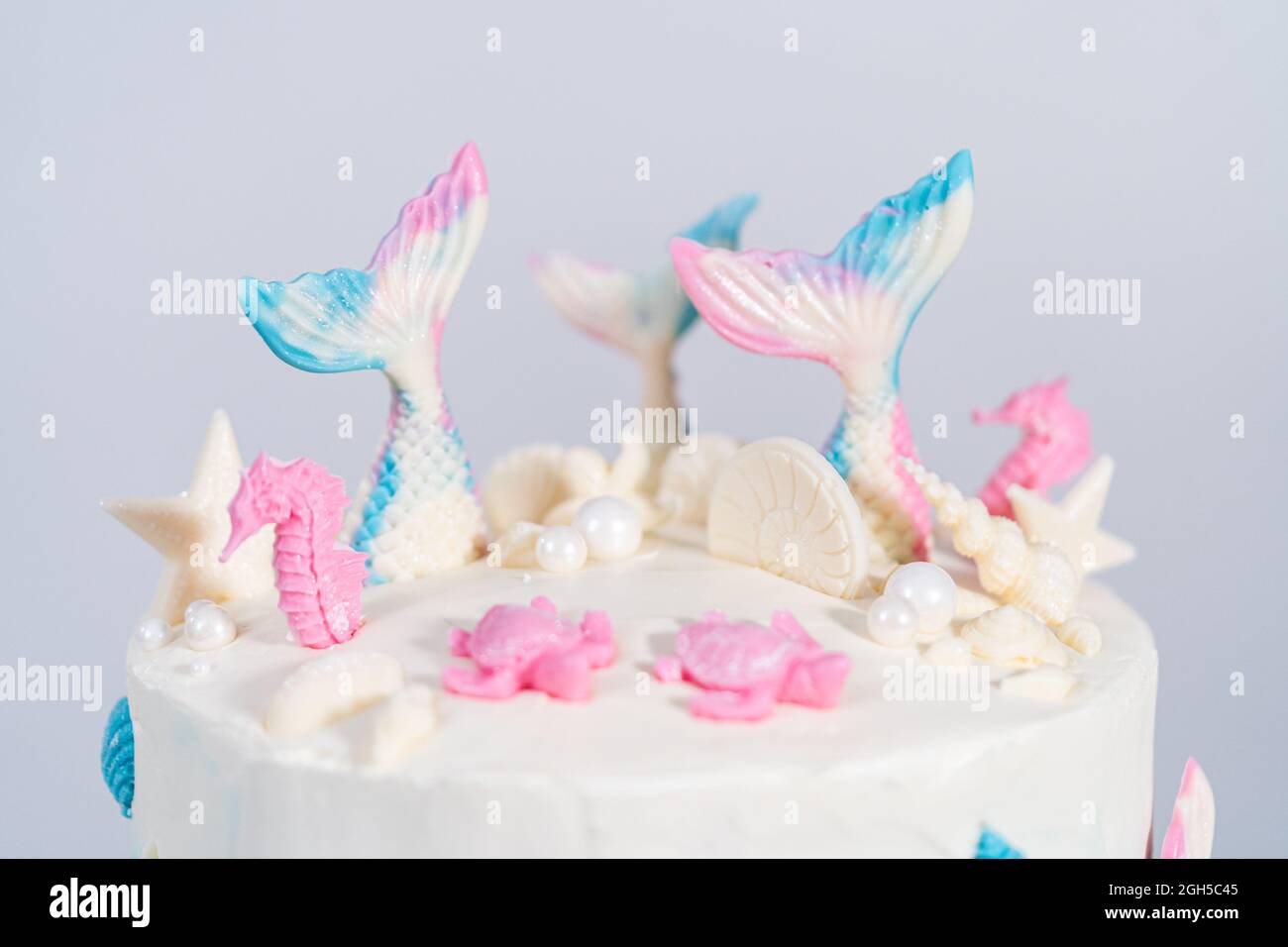 Gateau A La Vanille 3 Couches Sur Le Theme De La Sirene Decore De Queues De Sirene Au Chocolat Et De Coquillages Sur Un Presentoir A Gateaux Blanc Photo Stock Alamy