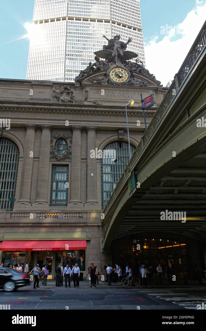 New York, États-Unis - 6 août 2014 : un passage au Pershing Square à l'entrée principale du terminal Grand Central. Banque D'Images