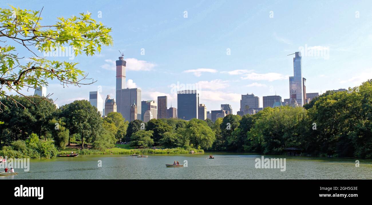 NEW YORK, Etats-Unis - 5 août 2014 : étang dans le parc central de New York. Central Park et Manhattan Skyline. Vue sur Midtown Manhattan depuis Central par Banque D'Images NEW YORK, Etats-Unis - 5 août 2014 : étang dans le parc central de New York. Central Park et Manhattan Skyline. Vue sur Midtown Manhattan depuis Central par Banque D'Images