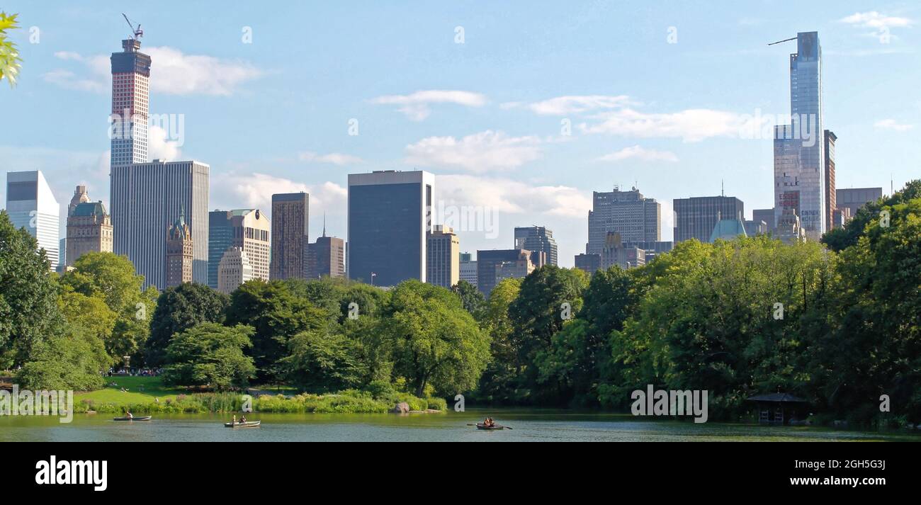 NEW YORK, Etats-Unis - 5 août 2014 : étang dans le parc central de New York. Central Park et Manhattan Skyline. Vue sur Midtown Manhattan depuis Central par Banque D'Images NEW YORK, Etats-Unis - 5 août 2014 : étang dans le parc central de New York. Central Park et Manhattan Skyline. Vue sur Midtown Manhattan depuis Central par Banque D'Images