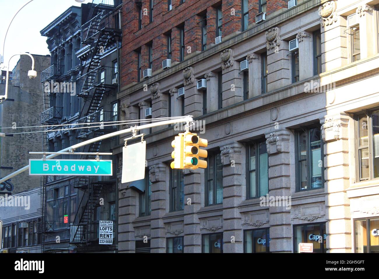 New York, États-Unis - 22 novembre 2010 : anciens bâtiments résidentiels dans le quartier de Broadway. Escaliers d'évacuation d'incendie. Banque D'Images