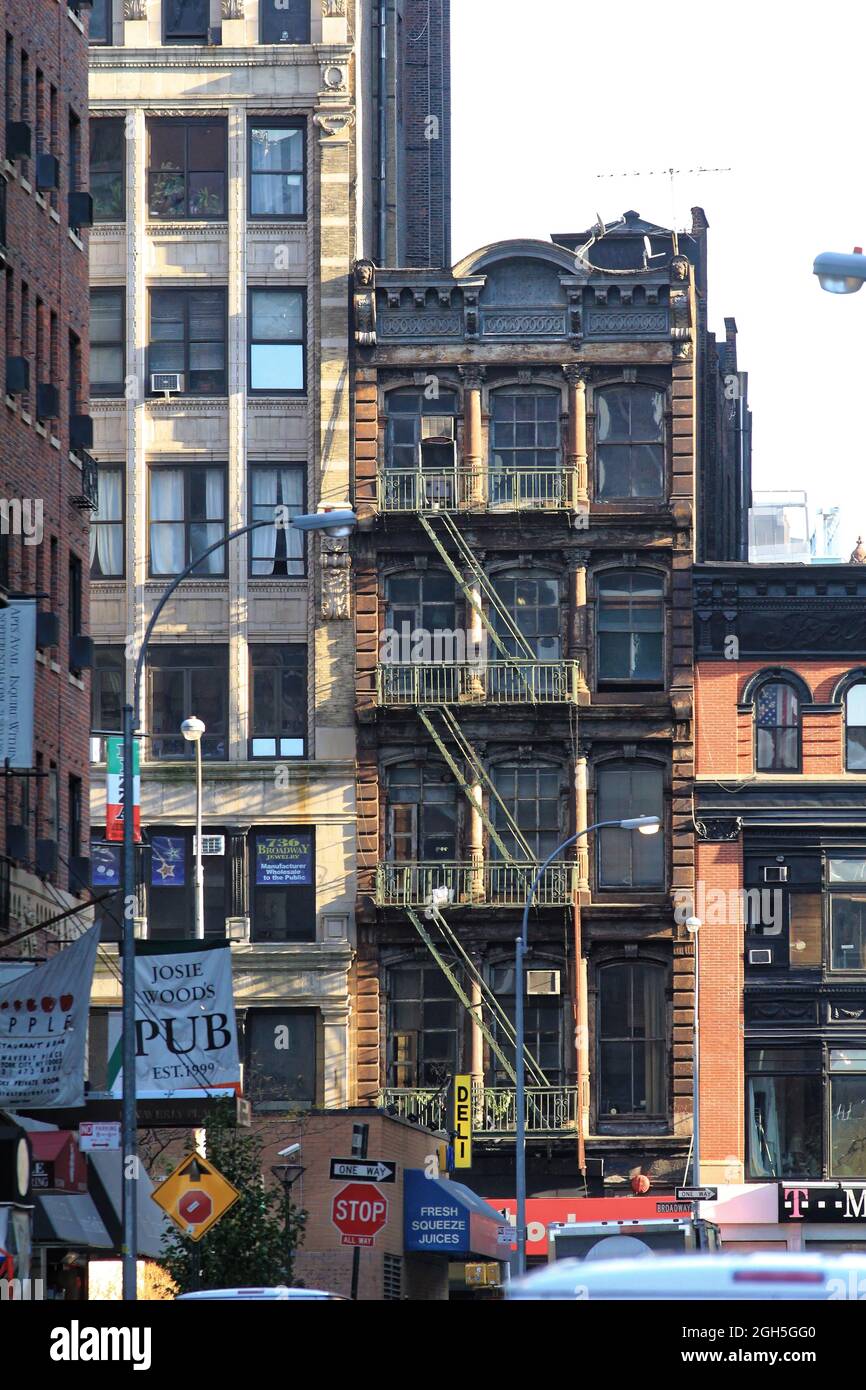 New York, États-Unis - 22 novembre 2010 : anciens bâtiments résidentiels dans le quartier de Broadway. Escaliers d'évacuation d'incendie. Banque D'Images