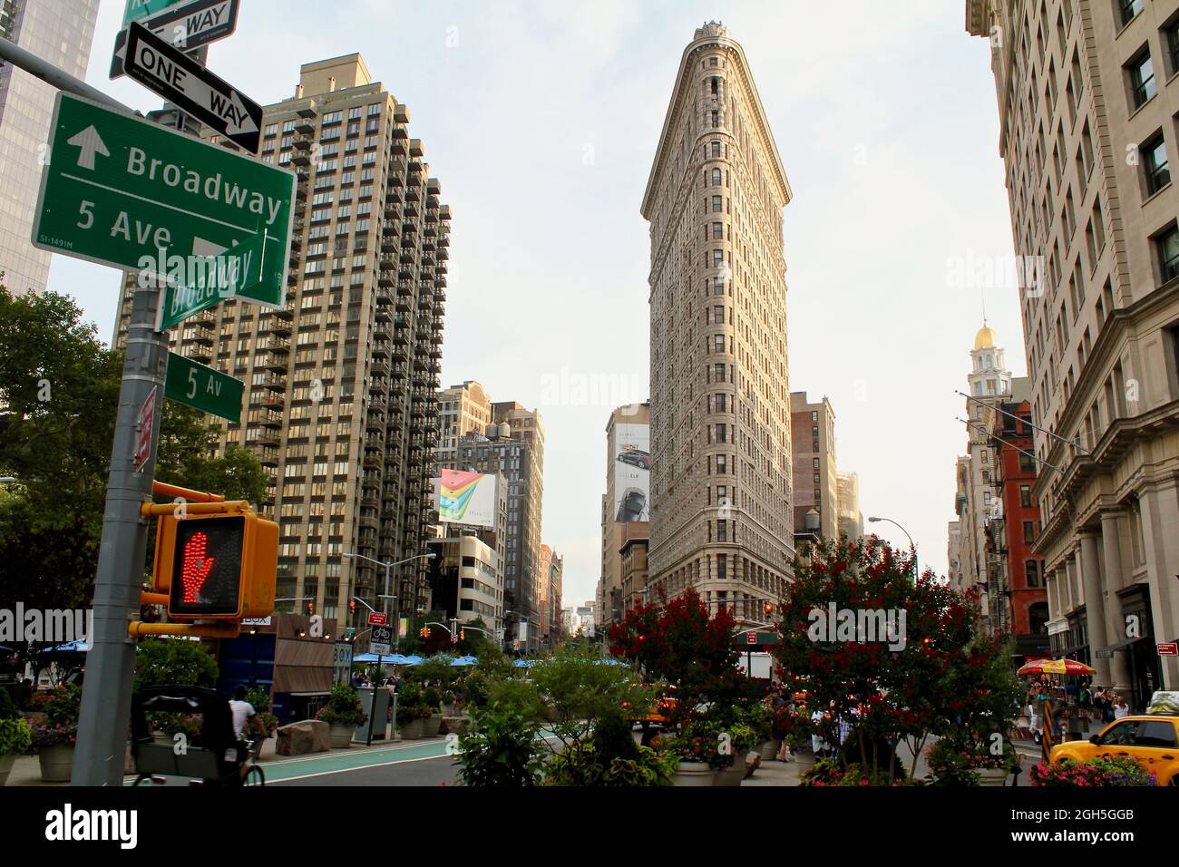 Le Flatiron Building est un bâtiment triangulaire de 22 étages avec cadre en acier et porte des marques situées au 175 Fifth Avenue, dans le quartier de Manhattan, aux États-Unis, à New York Banque D'Images