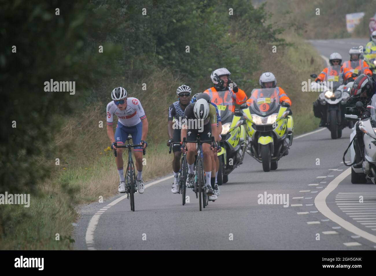 Newquay, Cornwall. Tour de Grande-Bretagne étape de la course de vélo de Cornwall. 5 les chefs de course passent devant la nouvelle ville de Nansledan près de Newquay le reste du pack suivre. Départ à Penzance et fin à Bodmin Cornwall. 5 septembre 2021. Crédit : Robert Taylor/Alay Live News Banque D'Images