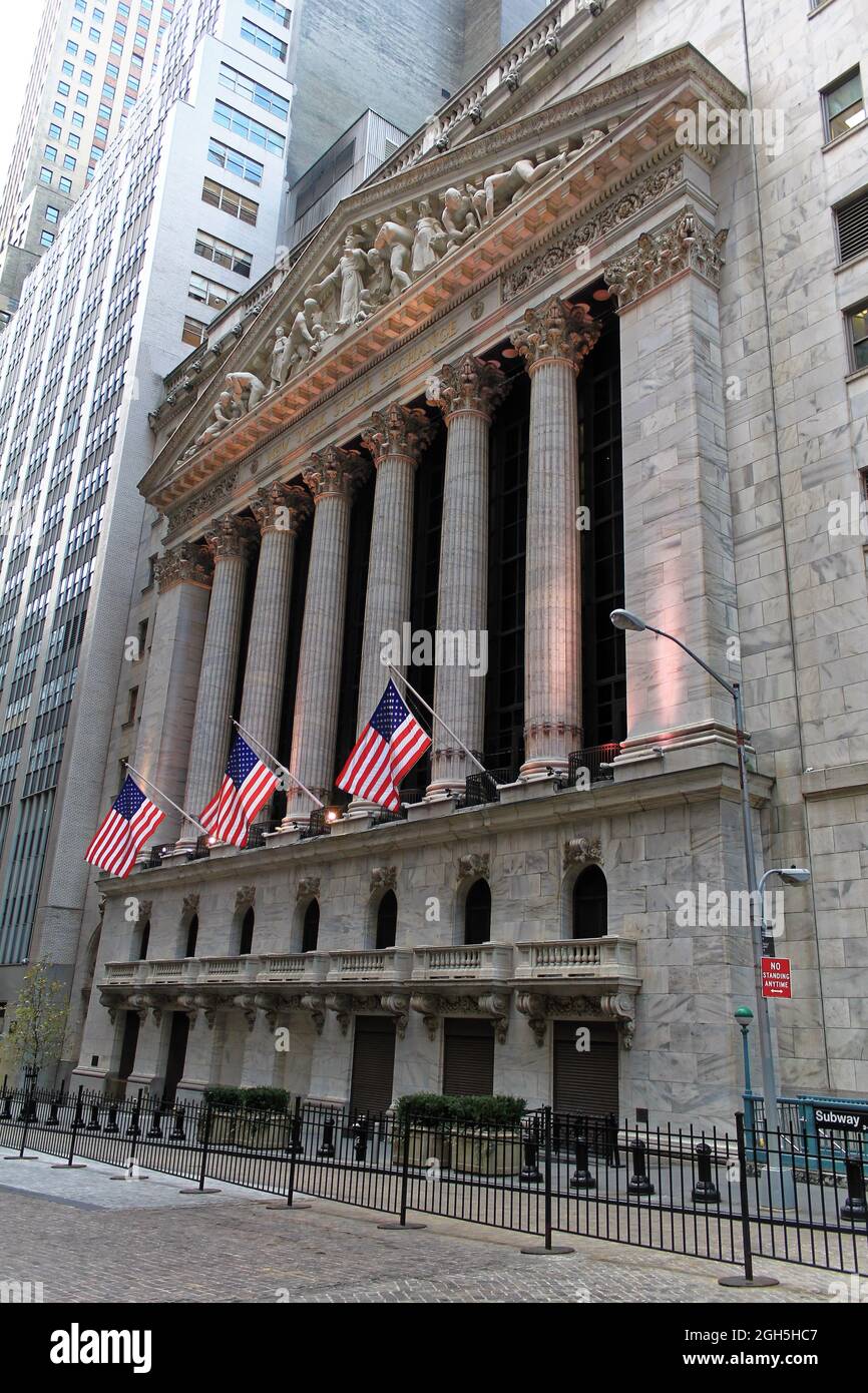 New York, États-Unis - 21 novembre 2010 : Wall Street avec la Bourse de New York dans le quartier financier de Manhattan Banque D'Images