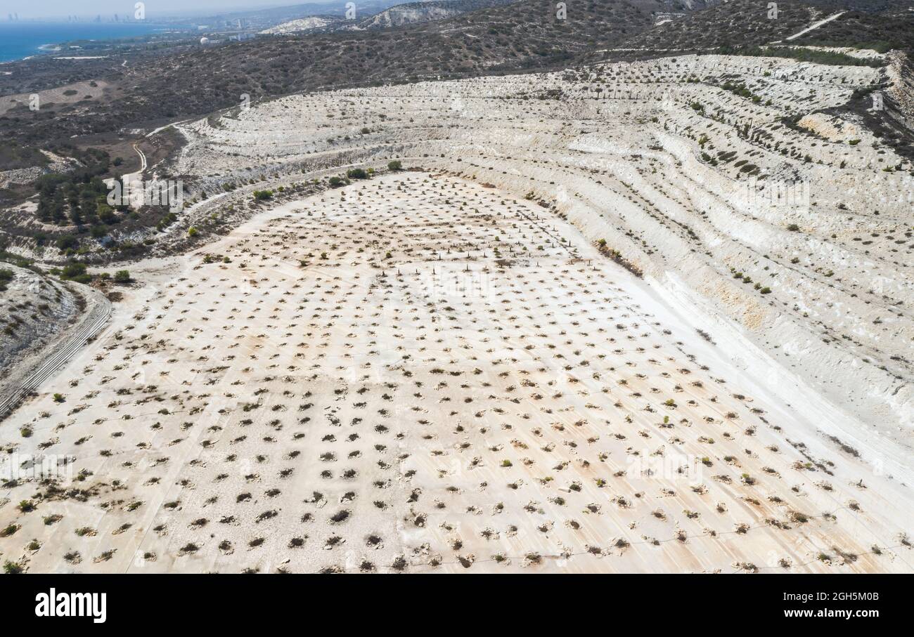 Vue aérienne des travaux de restauration de l'écosystème dans la carrière de calcaire abandonnée près de Limassol, Chypre Banque D'Images