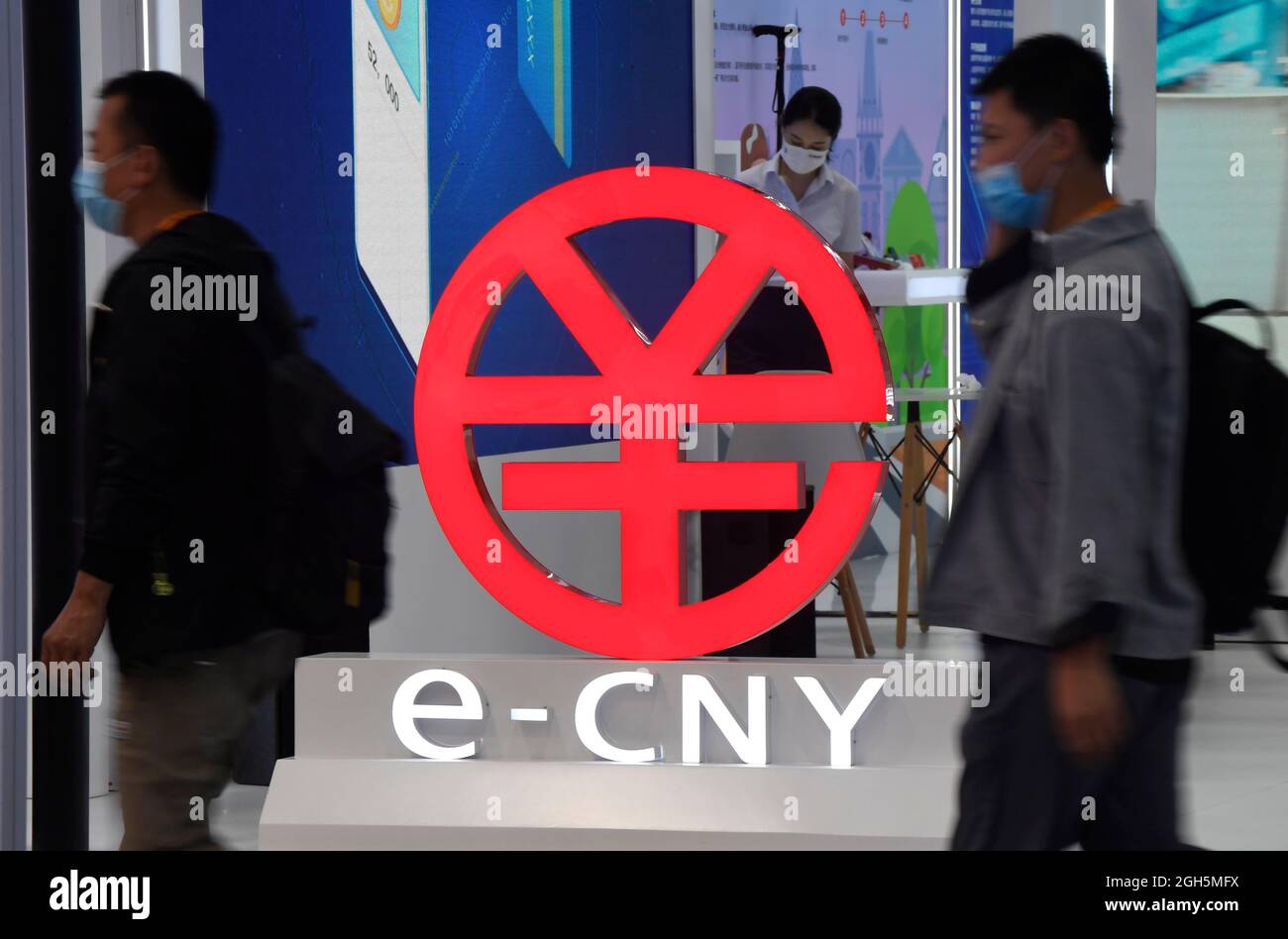 Pékin, Chine. 5 septembre 2021. Les visiteurs se promène devant un logo e-CNY dans le parc Shougang lors du salon international chinois du commerce des services (CIFTIS) à Beijng, capitale de la Chine, le 5 septembre 2021. Crédit : Wu Wei/Xinhua/Alay Live News Banque D'Images