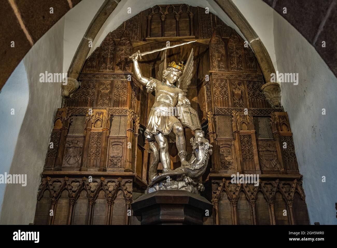 Statue de l'Erzengel Saint-Michel à la Kapelle Saint-Pierre, Mont Saint-Michel, le Mont-Saint-Michel, Normandie, Frankreich | Statue de Saint-Michel Th Banque D'Images