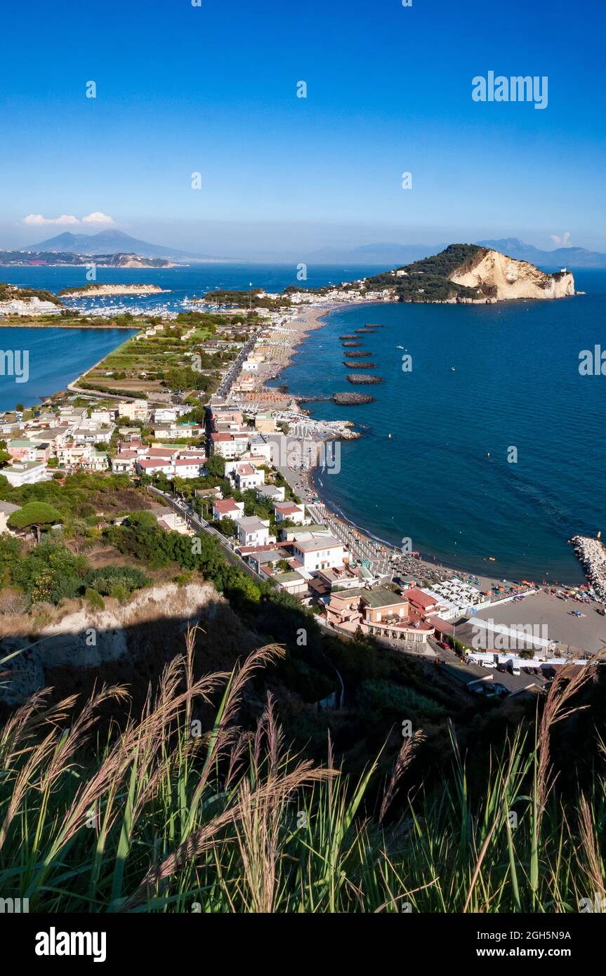 Paysage de Miseno son promontoire et lac de Procida Mont Naples, Italie ...