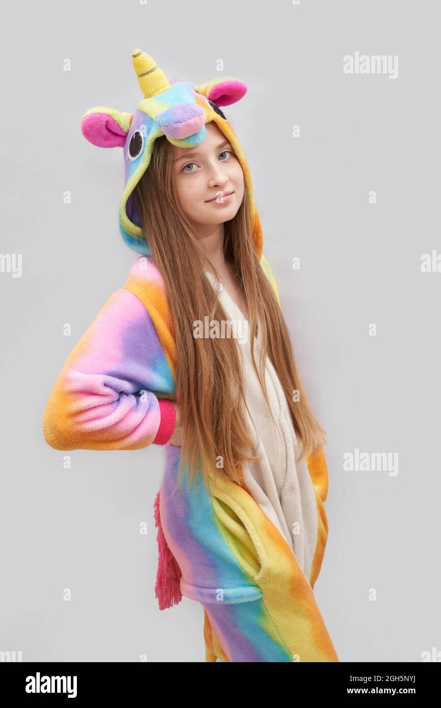 Petite jolie fille au pyjama unicorn. Combinaison de nuit coloree Photo Stock Alamy