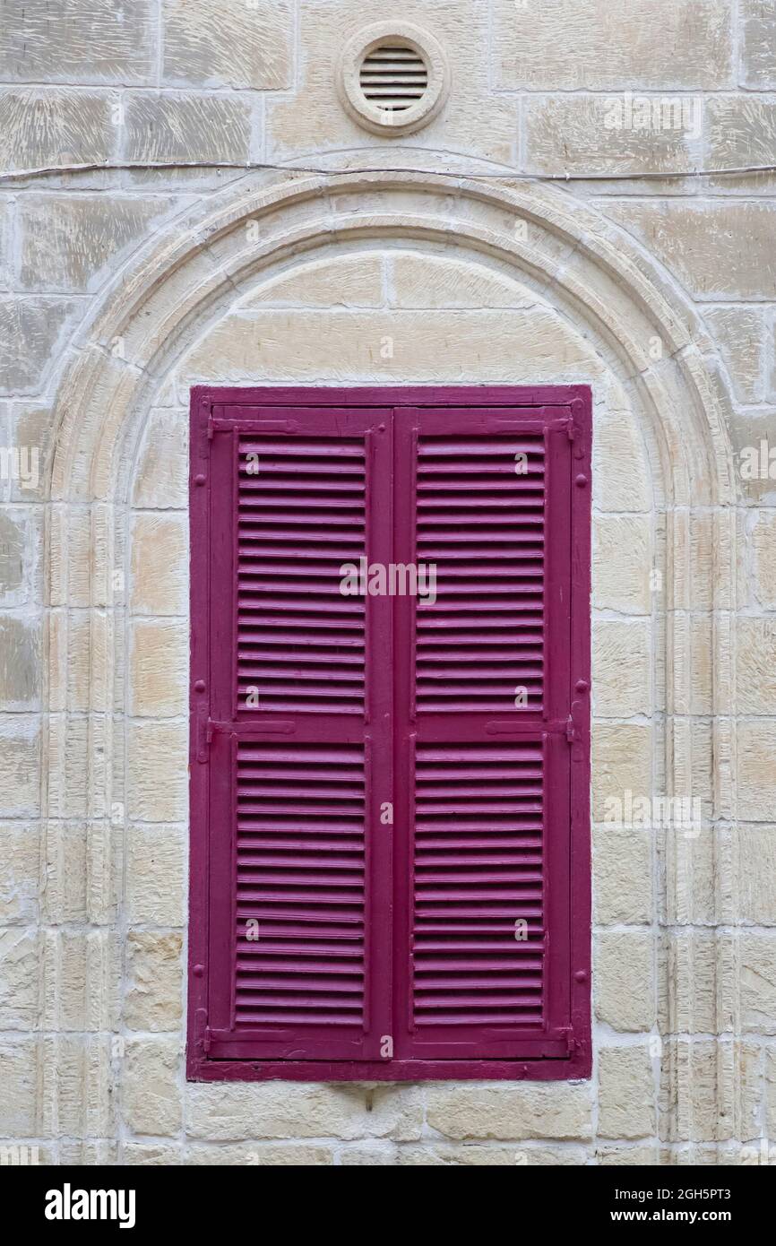 Volets pourpres de la fenêtre de Gozo, Malte Banque D'Images