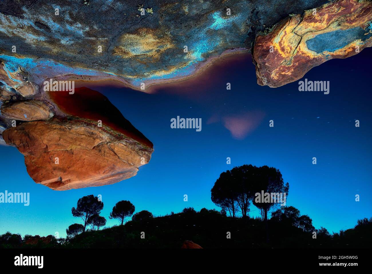 résumé paysage intime dans une rivière. il ressemble à deux mondes en collision Banque D'Images