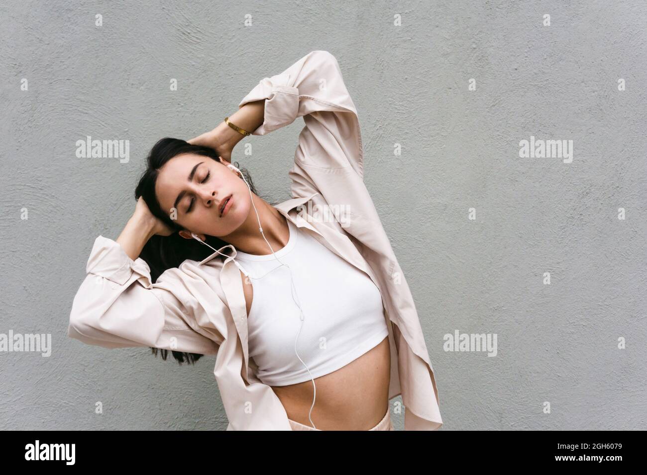 L'infirmière injecte le vaccin dans une seringue. Concept de vaccination. Coronavirus Banque D'Images