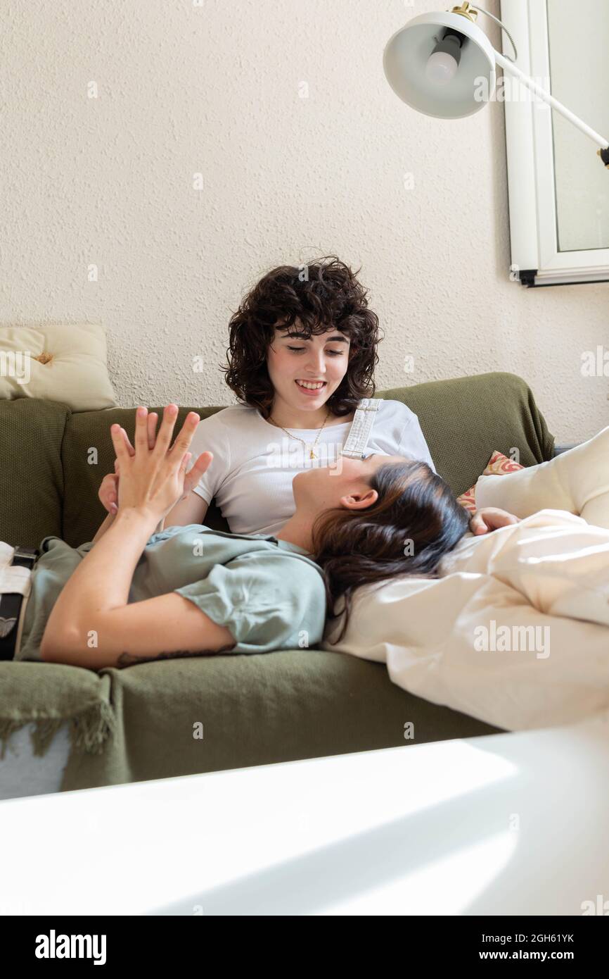 Femme lesbienne tendre couchée sur les genoux d'une petite amie aimante  assise sur un canapé à la maison et se détendant pendant le week-end Photo  Stock - Alamy