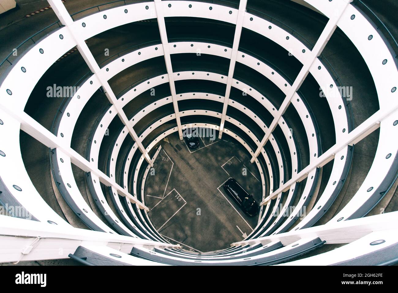 Depuis le dessus du parking en forme de spirale avec lignes courbes situé à Hambourg Banque D'Images