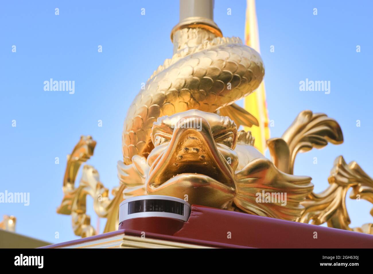 St Katherine Docks, Londres, Royaume-Uni. Le 05septembre 2021. Détail dragon d'or sur la Robarge de la Reine, la Gloriana, qui s'ancre élégamment dans le bassin d'eau. Près de 40 magnifiques bateaux d'époque sont exposés et un choix d'activités et de divertissements au bord de l'eau sont disponibles au Classic Boat Festival, la 12e célébration annuelle des bateaux historiques et traditionnels à St. Katharine Docks, qui fait partie du plus vaste festival totalement Thames. Credit: Imagetraceur/Alamy Live News Banque D'Images