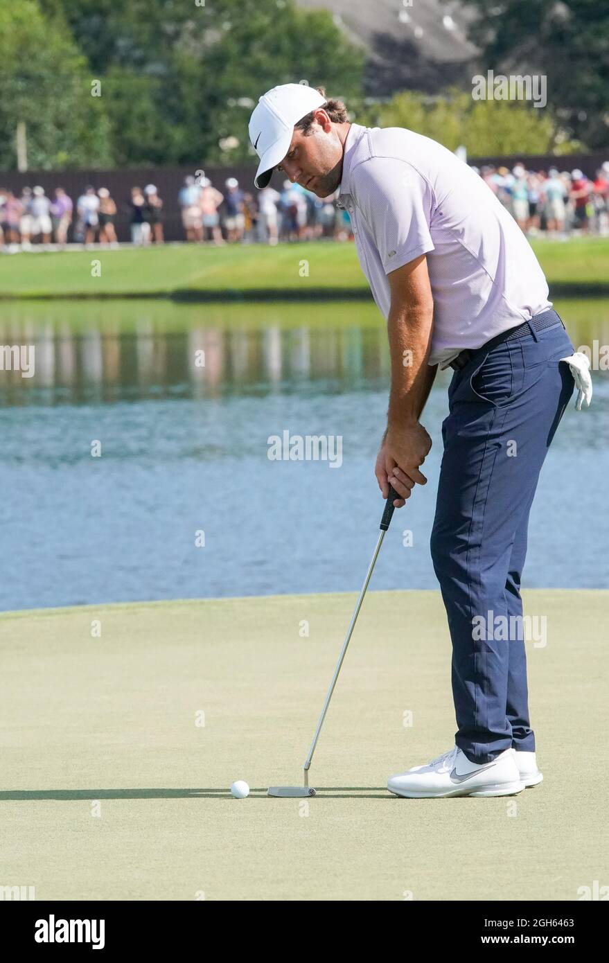 Atlanta, Géorgie, États-Unis. 4 septembre 2021. Scottie Scheffler pute le 15ème green lors de la troisième partie du championnat de 2021 AU club de golf d'East Lake. (Image de crédit : © Debby Wong/ZUMA Press Wire) Banque D'Images