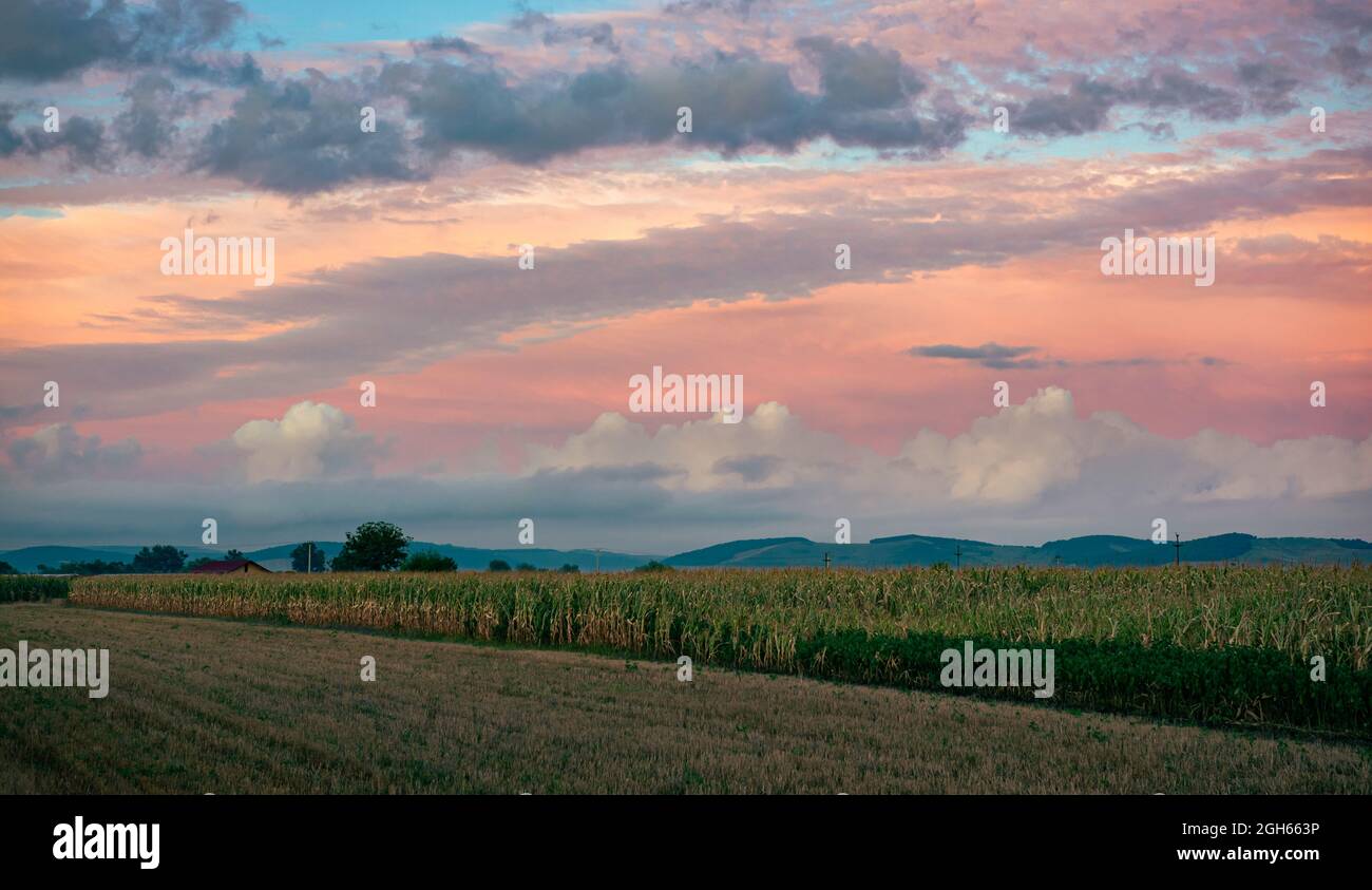 Des couleurs époustouflantes dans les nuages au-dessus du paysage de Transylvanie, Roumanie Banque D'Images